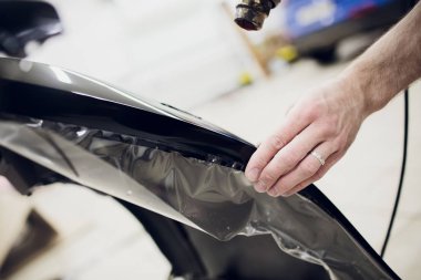 İşçi el araba boya koruma filmi şal bumper yükler