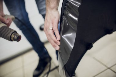 İşçi el araba boya koruma filmi şal bumper yükler