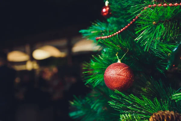 Gros plan de boule de Noël de l'arbre de Noël. — Photo