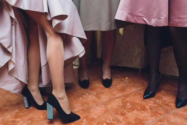 Mujeres piernas legs.woman en zapatos de tacón alto.. Hermosas piernas mujer con vestido con zapatos de tacón alto . — Foto de Stock