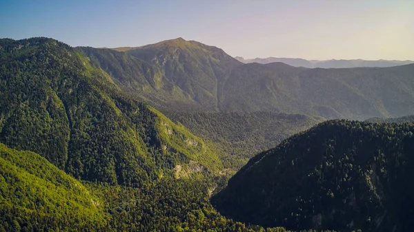 Increíble naturaleza paisaje vista del lago Ritsa, Abjasia Vista aérea ciudad Gagra, Abjasia, Georgia — Foto de Stock