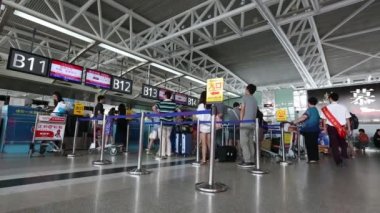 Hong Kong, Çin - 19 Şubat 2017: Hareket, iş, yolcu ve gezgin ana terminalde yatılı süre Hong Kong Uluslararası Havaalanı içinde seyahat için yürüyüş.