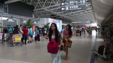 Hong Kong, Çin - 19 Şubat 2017: Hareket, iş, yolcu ve gezgin ana terminalde yatılı süre Hong Kong Uluslararası Havaalanı içinde seyahat için yürüyüş.