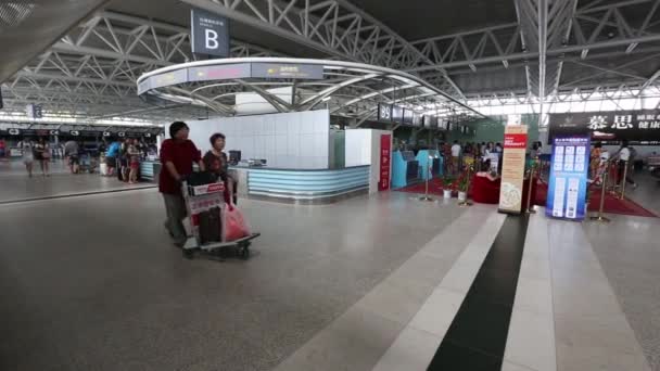 中国香港-2017年3月19日: 在香港国际机场主航站楼步行前往主要航站楼旅行的商务、旅客和旅客的流动. — 图库视频影像