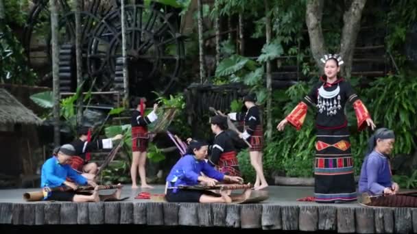 Hong Kong - 2 de maio de 2018: Performers are giving traditional Chinese music performance during Hong Kongs Cheung Chau Bun Festival, which is listed an intangible part of Chinas cultural heritage . — Vídeo de Stock