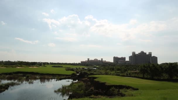Пейзаж Широко зеленые газоны, поля для гольфа . — стоковое видео