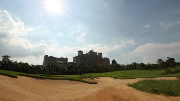 Na šířku celé zelené trávníky, golfových hřišť. — Stock video