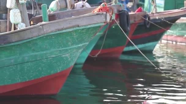 Bunte Fischerboote in Muncar Dorf — Stockvideo