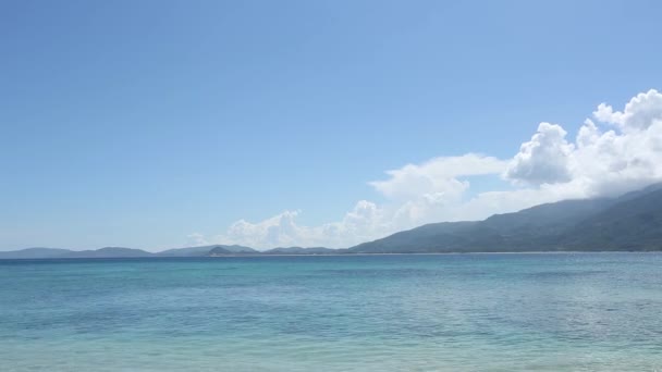 Une île si fabuleuse, envahie par une forêt épaisse, sur fond de montagnes brumeuses, ne manquez pas de visiter . — Video