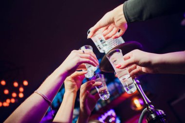 İnsanlar içecekler birlikte dar bir zam tost el