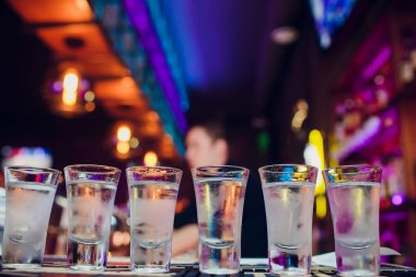 İnsanlar içecekler birlikte dar bir zam tost el