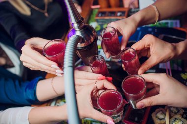 İnsanlar içecekler birlikte dar bir zam tost el