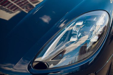 parlak yansımalar otomatik siyah gövdeli ön far