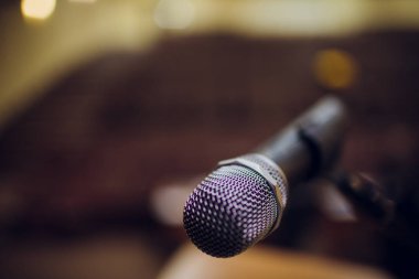 mikrofon stand up komedi sahne reflektörler ray, yüksek kontrast görüntü ile