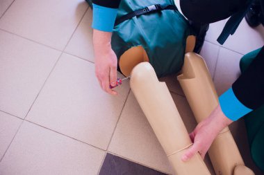 CPR eğitim bebek gösterilen kadın öğretim üyesi.