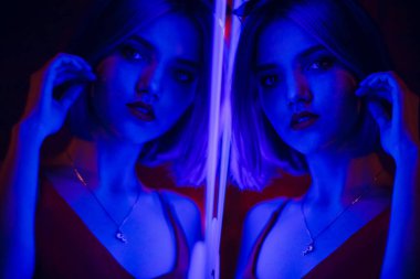 Mavi saçlı genç şık kadın