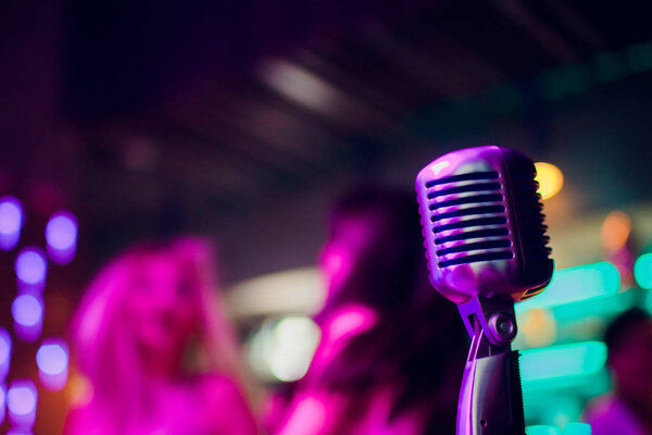микрофон на стенд-ап комедийной сцене с отражателями луч, высокое контрастное изображение
