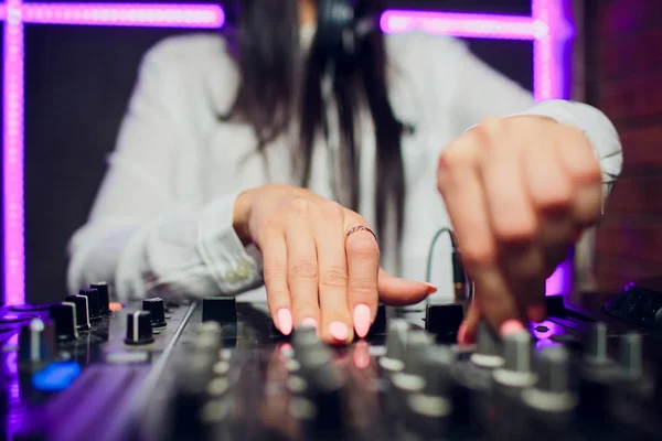 DJ tocando música mixer close-up — Fotografia de Stock