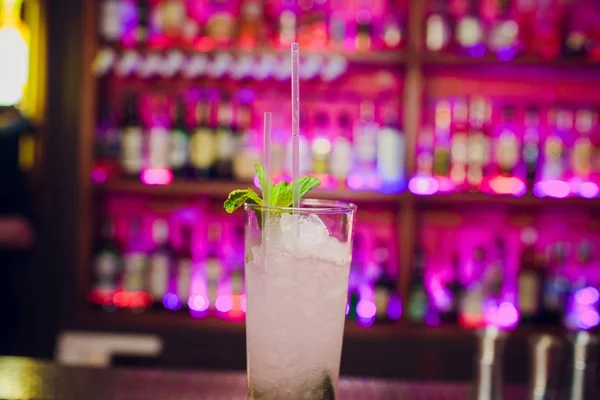 Glazen alcohol kleur cocktails op bar achtergrond — Stockfoto
