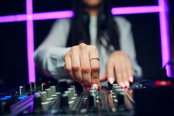 DJ tocando música mixer close-up — Fotografia de Stock