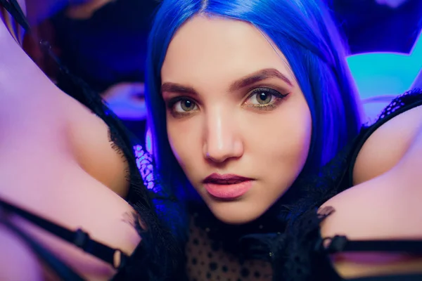 Mulher elegante jovem com cabelo azul — Fotografia de Stock