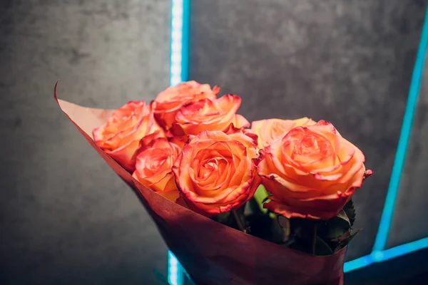 Ramo de hermosas rosas rosadas con bokeh dorado para el día de las madres de cerca —  Fotos de Stock