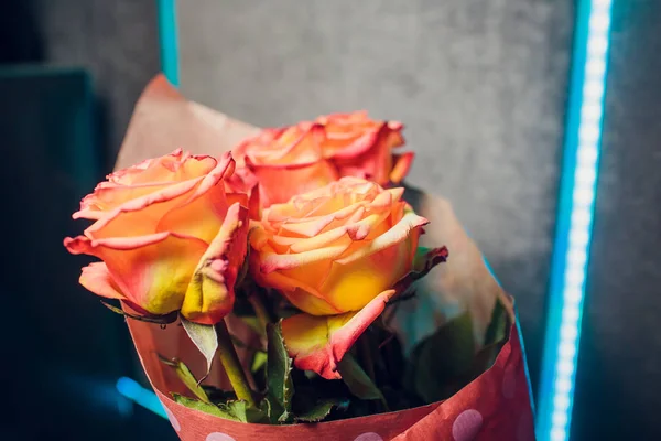 Ramo de hermosas rosas rosadas con bokeh dorado para el día de las madres de cerca —  Fotos de Stock