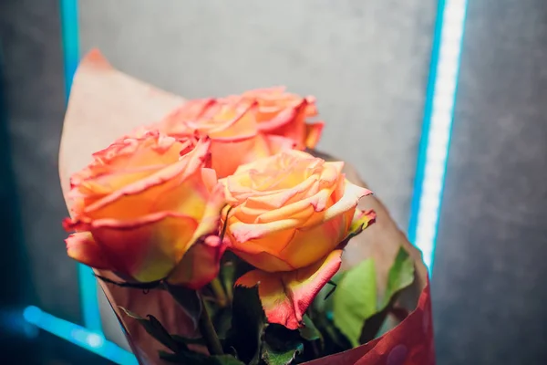 Ramo de hermosas rosas rosadas con bokeh dorado para el día de las madres de cerca —  Fotos de Stock