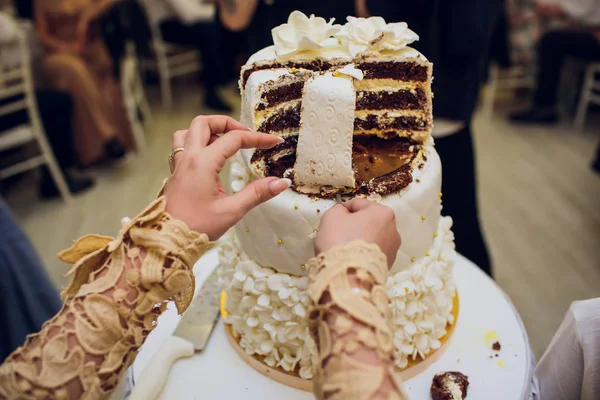 Bride and groom cutting their wedding cake — Stock Photo, Image