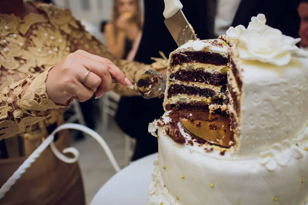 Наречений і наречений ріжуть свій весільний торт — стокове фото