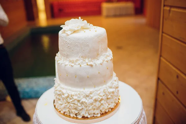 Невеста и жених режут свадебный торт — стоковое фото