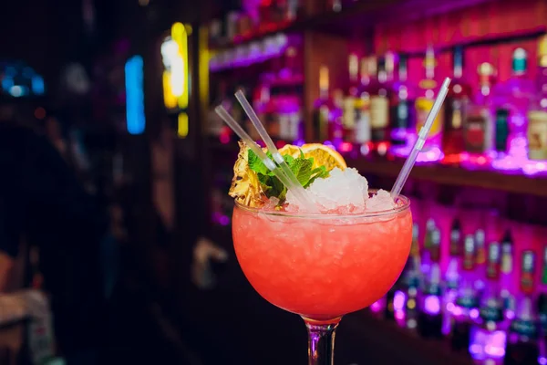 Скляні коктейлі барний фон — стокове фото