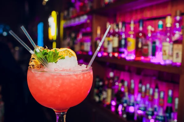 Gläser Cocktails Bar Hintergrund — Stockfoto