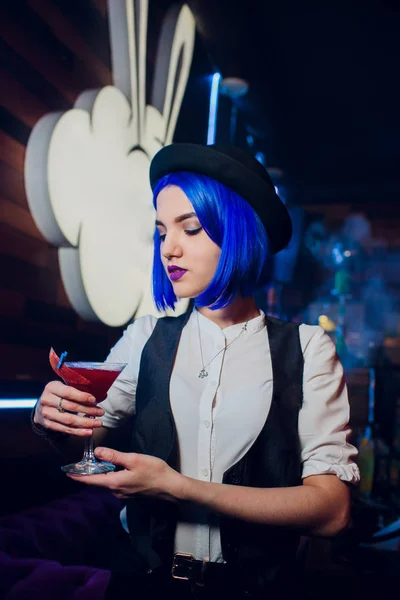 Młoda kobieta stylowa z niebieskie włosy — Zdjęcie stockowe