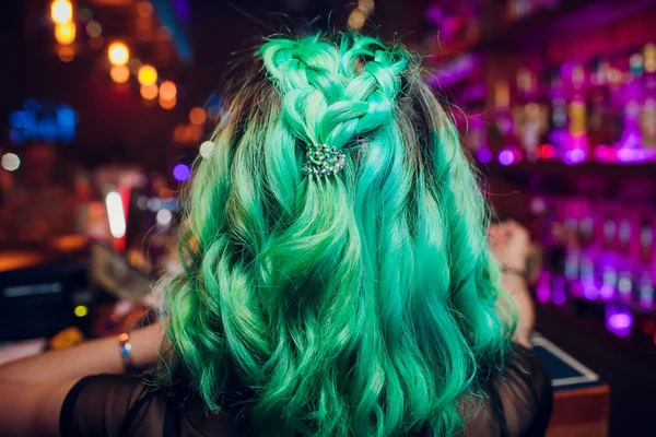 Mujer joven y elegante con el pelo azul — Foto de Stock