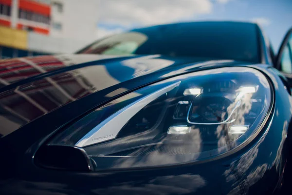Передня фара, з блискучими відображеннями авто чорне тіло — стокове фото