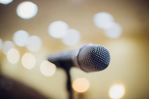 Microfone em stand up fase de comédia com raios refletores, imagem de alto contraste — Fotografia de Stock