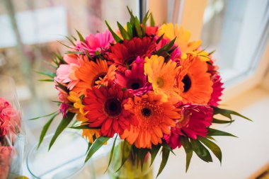 Çiçekli çerçeve beyaz ahşap zemin üzerinde. Üstten görünüm