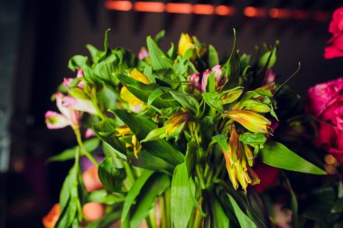 güzel buket parlak çiçek sepeti ahşap tablo