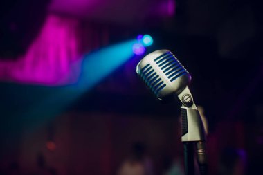 Modern mikrofon şarkı güzel bulanık renkli bokeh karşı için.