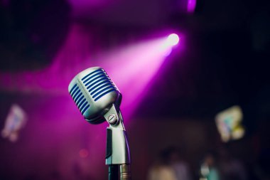 Modern mikrofon şarkı güzel bulanık renkli bokeh karşı için.