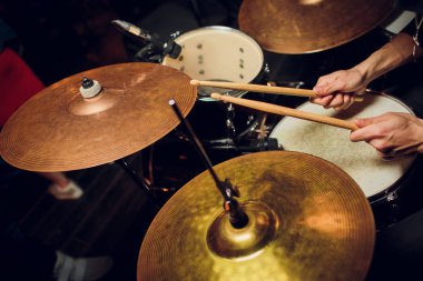 Vintage canlı müzik arka plan tonda, davulcu sopaları kaya davul seti üzerinde çalış