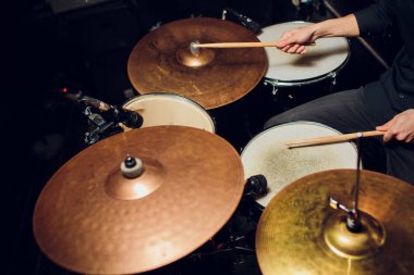 Vintage canlı müzik arka plan tonda, davulcu sopaları kaya davul seti üzerinde çalış