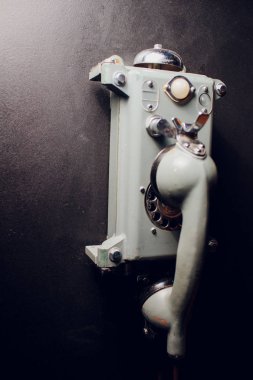 Eski, natürmort ve siyah arka plan üzerine retro telefon