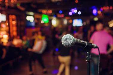 Modern mikrofon şarkı güzel bulanık renkli bokeh karşı için.