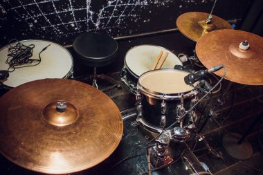 Vintage canlı müzik arka plan tonda, davulcu sopaları kaya davul seti üzerinde çalış