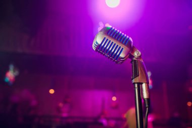 Modern mikrofon şarkı güzel bulanık renkli bokeh karşı için.
