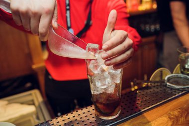 Barmen kokteyl hazırlama, iş yerinde. Pina colada hizmet. Konsept hizmeti ve içecekler hakkında.