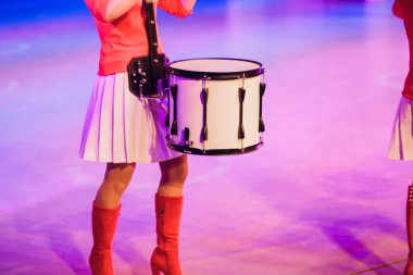 davulcu sopaları kaya davul seti üzerinde çalış