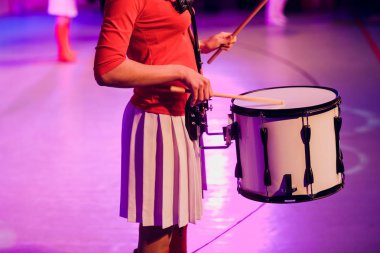 davulcu sopaları kaya davul seti üzerinde çalış